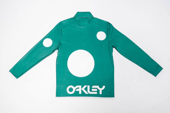 oakley-staple-pullover-2-0-back