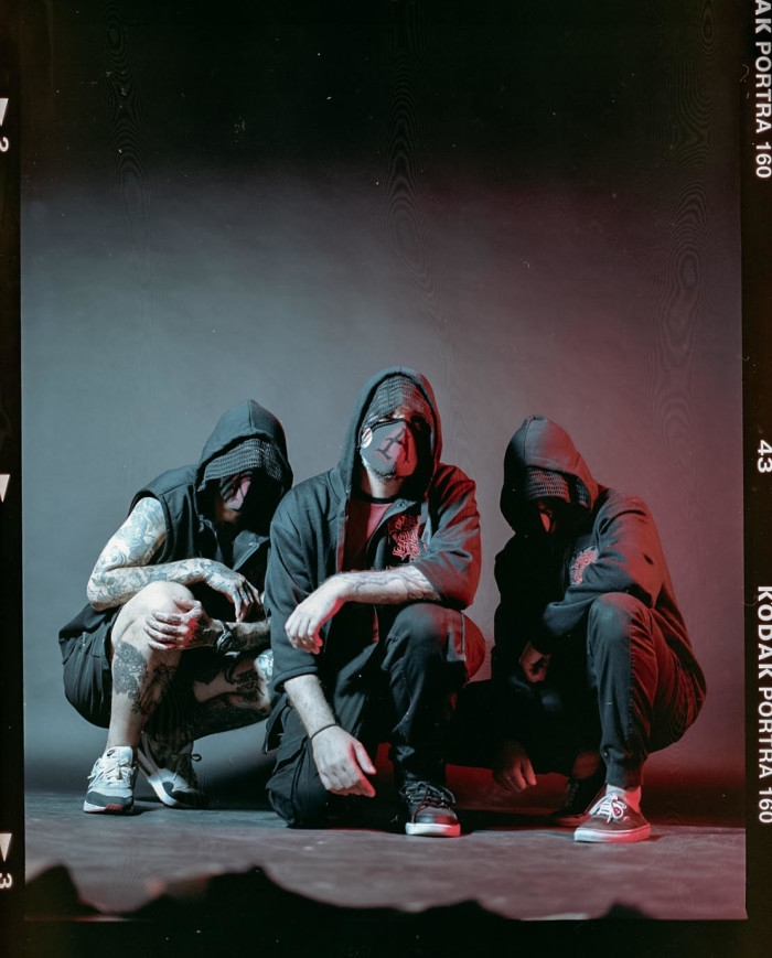 Mad Old Man feat. Dope D.O.D. – Il collettivo hardcore metal-rap inaugura una serie musicale-narrativa…