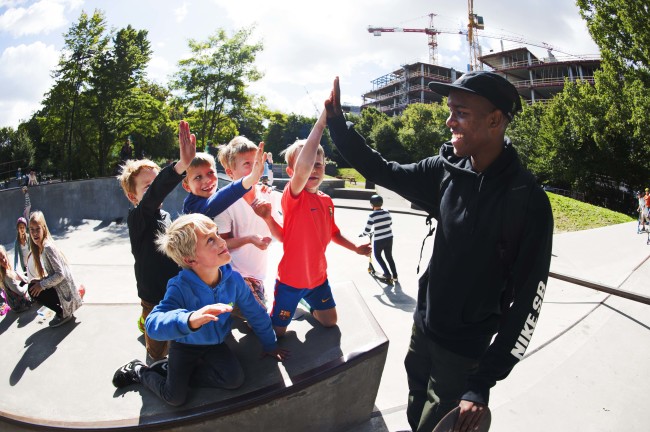 Gabriel Fortunato high fiveing local CPH kickbike kids