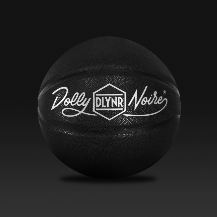Dolly Noire arriva sui campi da basket con un pallone in limited edition