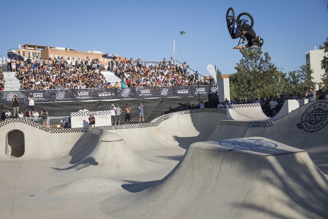 monster_energy_larry_edgar_2018_vans_bmx_pro_cup_champion_360_invert