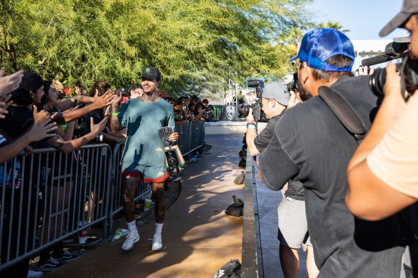 06_nyjah_huston_skate_2021_slslakehavasu_05_justincrawfordphoto_crowdembrace