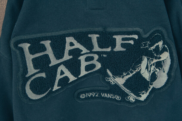 ho22_skate_halfcab30th_loosefitpo_vn000632blk_blk_aj2y8175