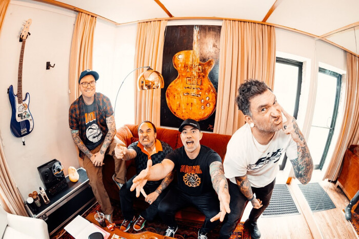 New Found Glory signs to Pure Noise Records new single ’100%’ out now available on Limited Edition 7”